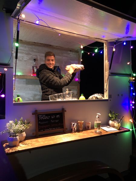 Barkeeper Luci mixt Drinks in der mobilen Fahrbar